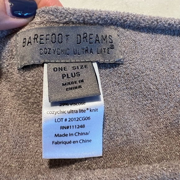 BAREFOOT DREAMS CozyChic Ultra Lite Poncho, OS Plus in Beach Rock - Picture 6 of 9
